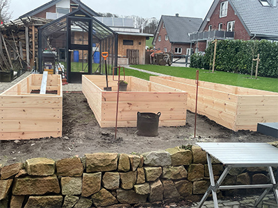 Gemüsebeetkästen im Aufbau für nachhaltigen Gartenbau